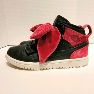 Air Jordan 1 mid Black Noble Red.